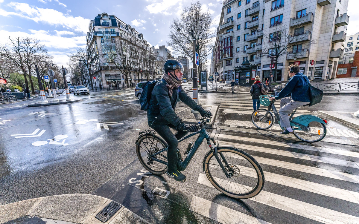 Piste cyclable rue Jean Zay (14e)
