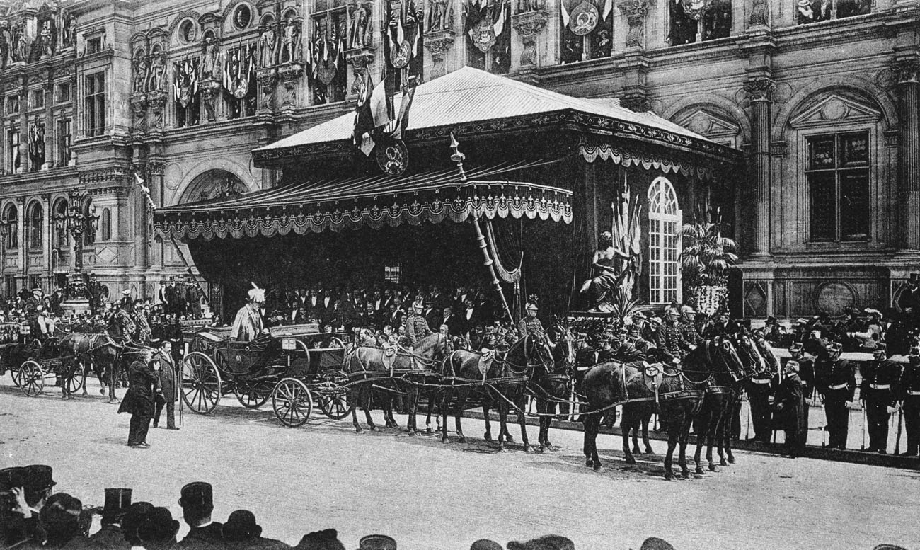 Visite d'Edouard VII. Le roi et le président Emile Loubet quittent l'Hôtel de Ville. Paris, 2 mai 1903