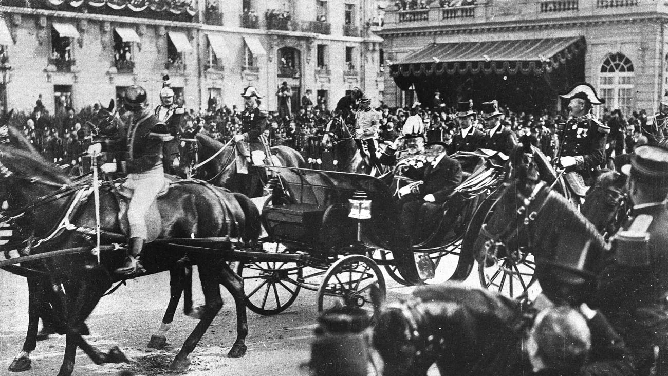 Edouard VII et le président Loubet se rendant à l'ambassade d'Angleterre. Paris, 1903