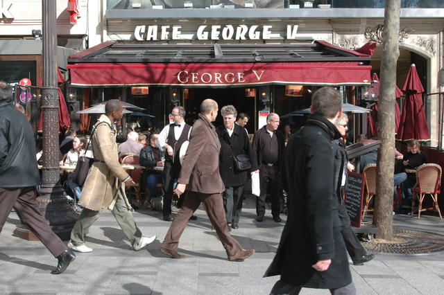 Avenue des Champs-Elysées, un très chic café porte le nom du roi George V.