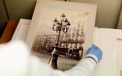 Tirage de Charles Marville d'un lampadaire à gaz à cinq branches, commande de la Ville de Paris pour documenter le mobilier urbain.