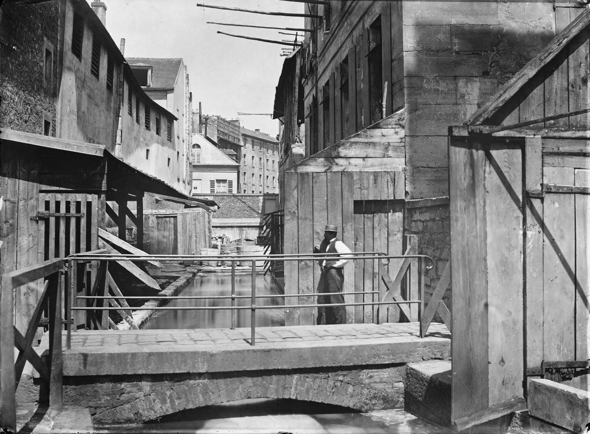 Vue d'une tannerie le long de la Bièvre.