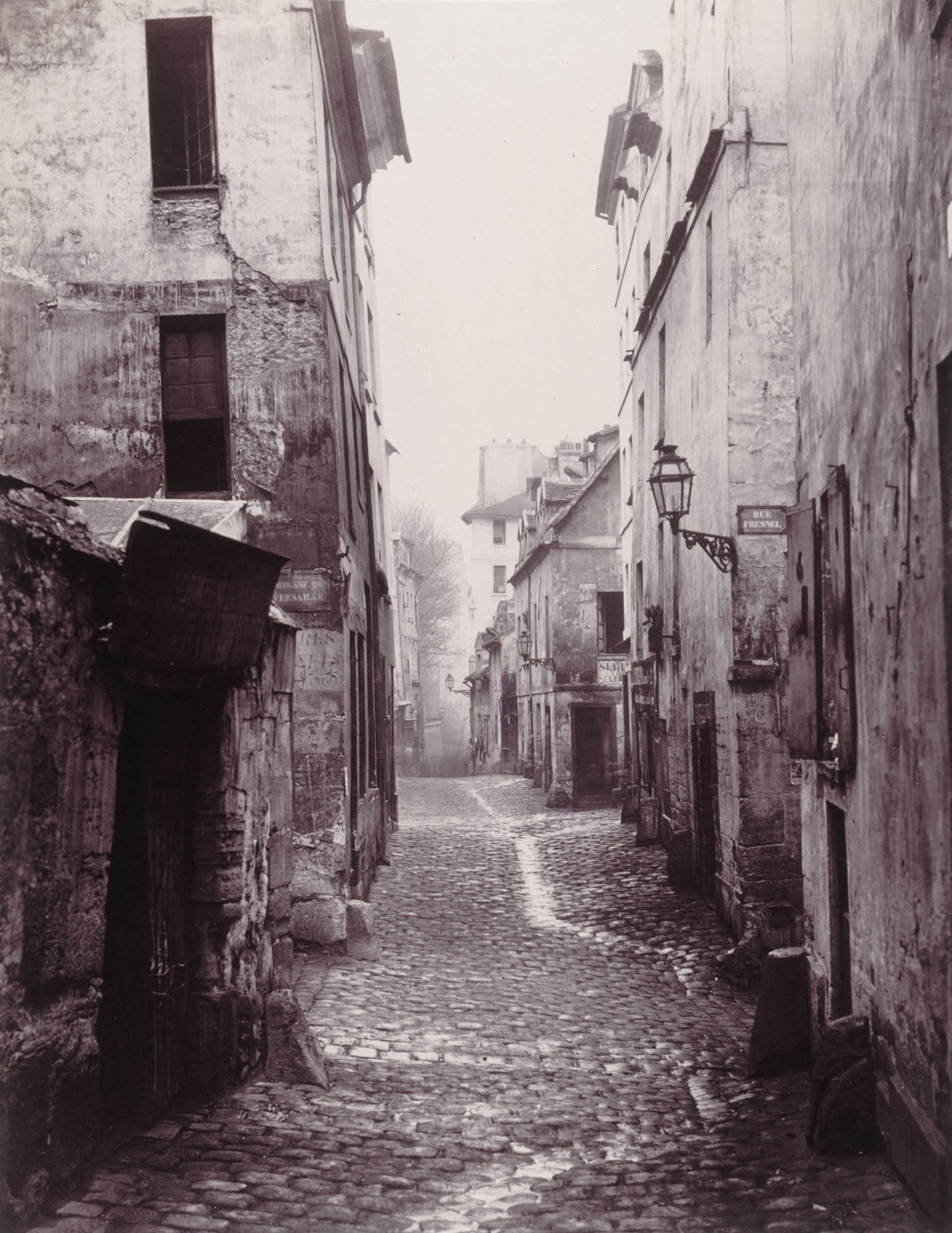 Tirage de Charles Emonts à partir du négatif de Charles Marville de la rue Traversine.