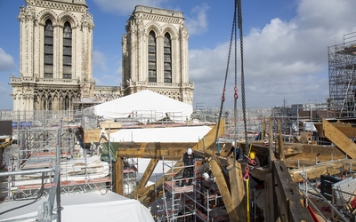 Grutage des éléments assemblés sur la plateforme et pose à la croisée du transept.