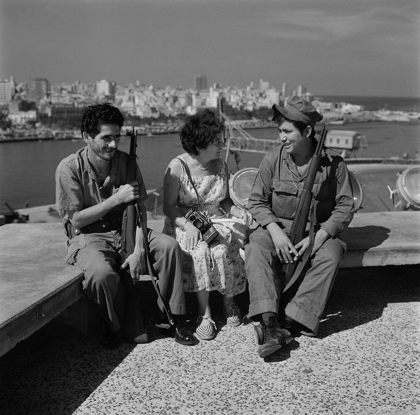 Hélène Roger-Viollet (1901-1985), photographe française, avec deux soldats de l'armée de libération de Fidel Castro. La Havane (Cuba), mars 1959.