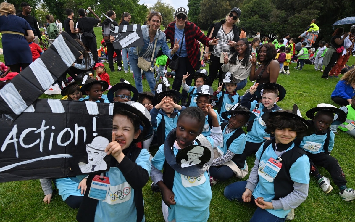 Des enfants participants à push car et tenant un clap