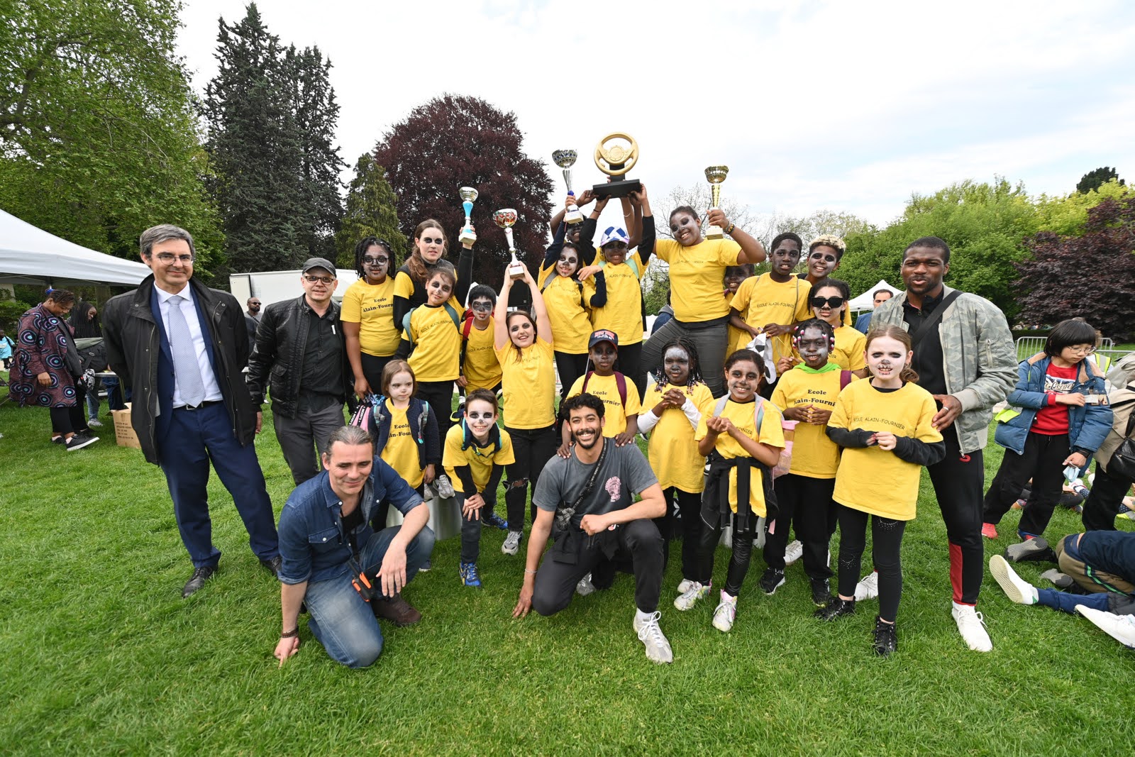Groupe d'enfants participants avec des animatrices et animateurs de la Ville de Paris 