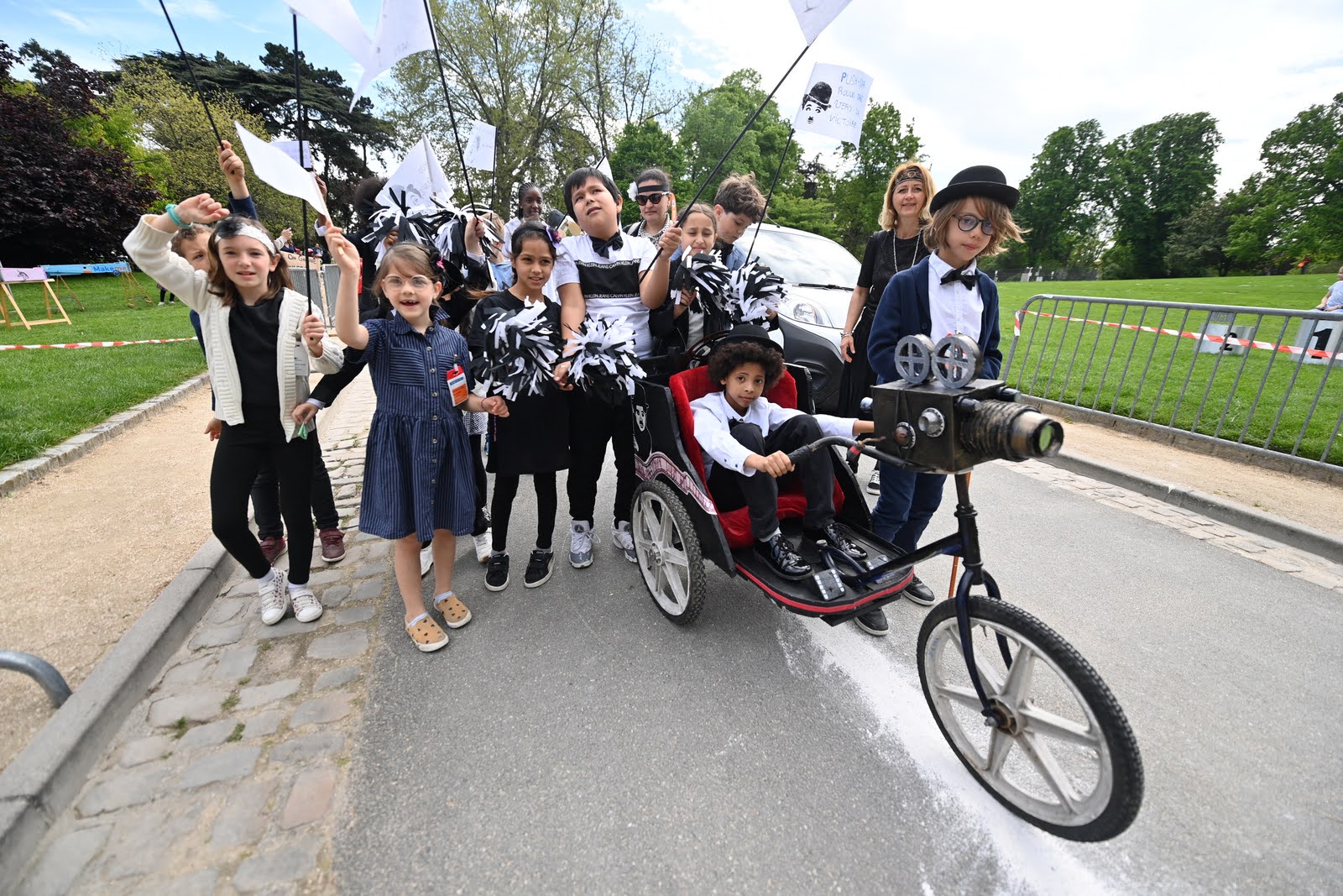 Exemple d'une voiture push car sur le thème du cinéma avec des enfants 