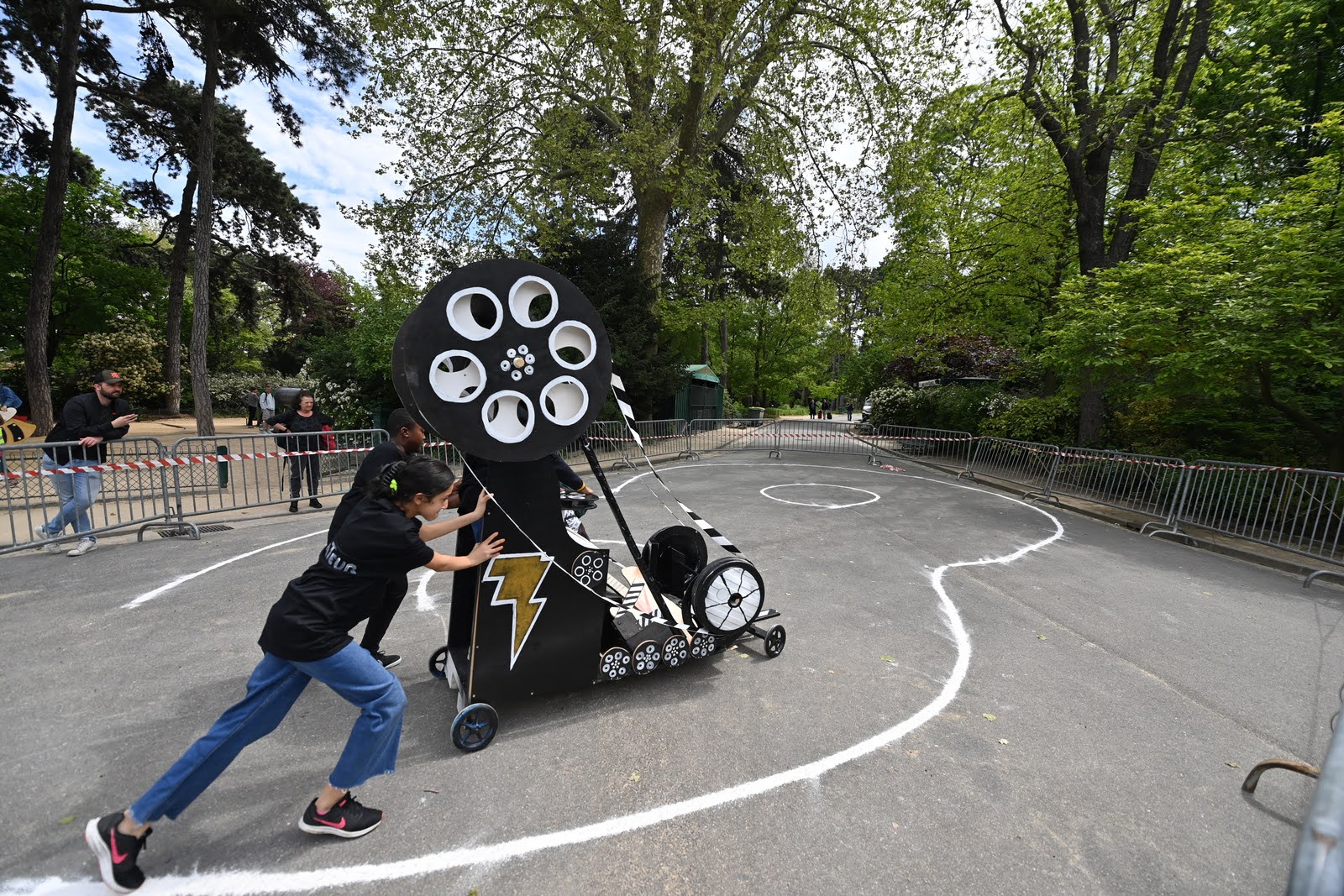Exemple d'une voiture push car sur le thème du cinéma avec des enfants 