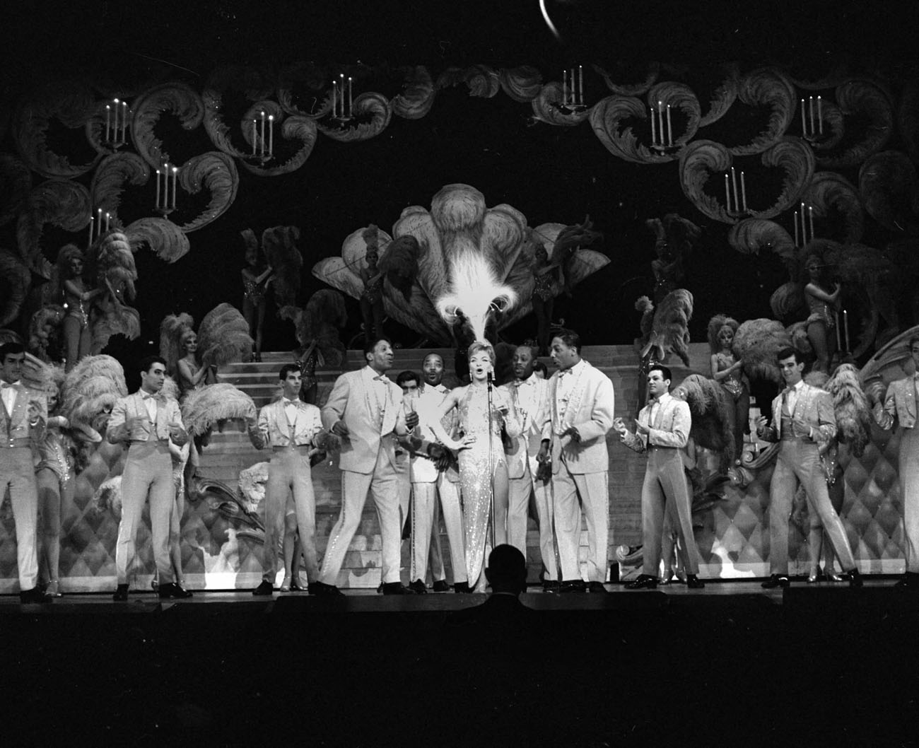 Line Renaud menant la revue "Plaisirs" au Casino de Paris (de 1959 à 1964). Décembre 1960.