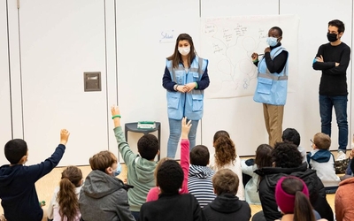 Les Jeunes Volontaires des Droits de l'Enfant expliquant leurs droits aux enfants