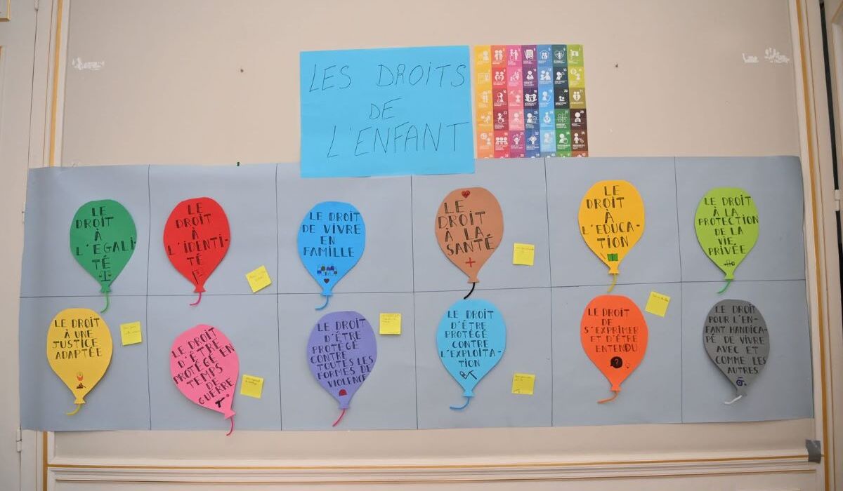 Les 12 droits de l'enfant affichés sur le mur d'une école