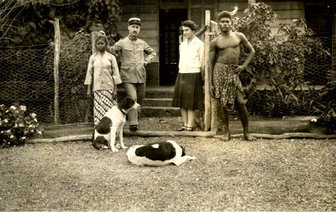 Un gendarme et sa femme avec leurs domestiques, Nouvelle-Calédonie. Autour de 1930 