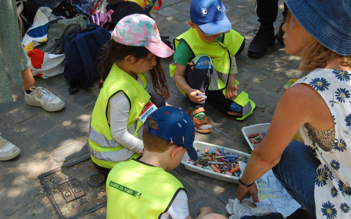 Préparation des enfants pour dessiner sur les marches 