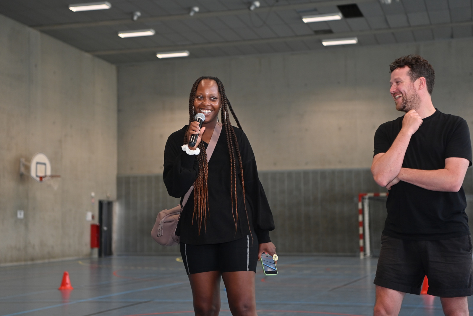 De gauche à droite : Tiffany Aidoo (joueuse professionnelle de basket américaine, membre de la fondation Laureus) ; Mickael Lamotte (coordinateur local du programme Sport For Good City à Paris de la fondation Laureus)