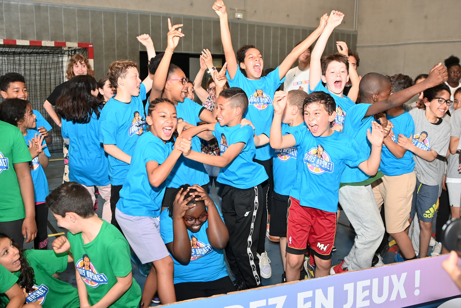 des enfants heureux d'avoir joué au basket 