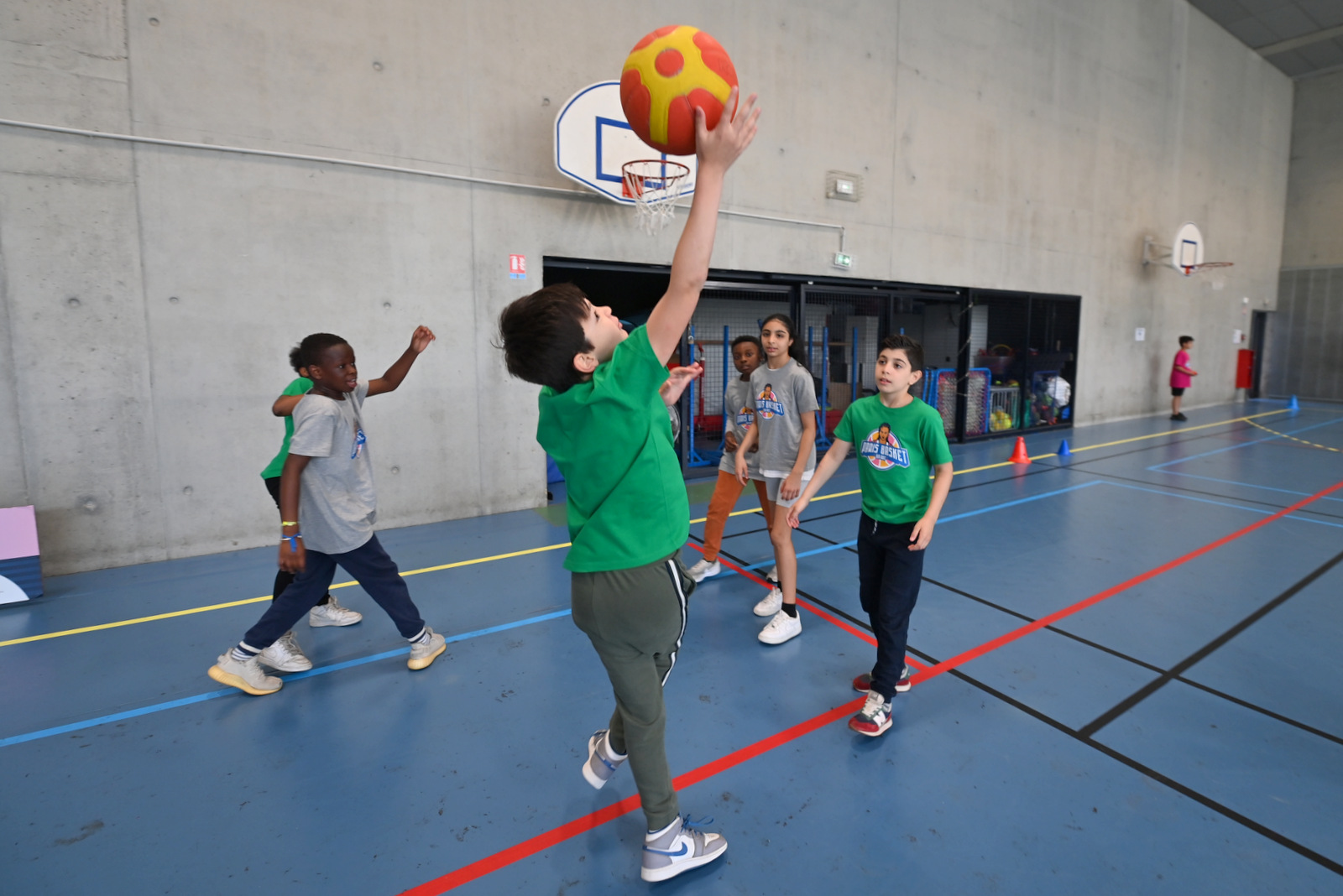 des enfants jouent au basket 
