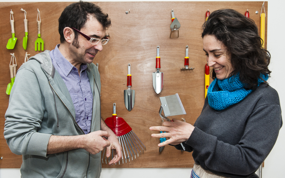 Paris, rue de Jessaint (18e), l'association Graine de jardins vient d'inaugurer un service de location gratuite d'outils de jardinage