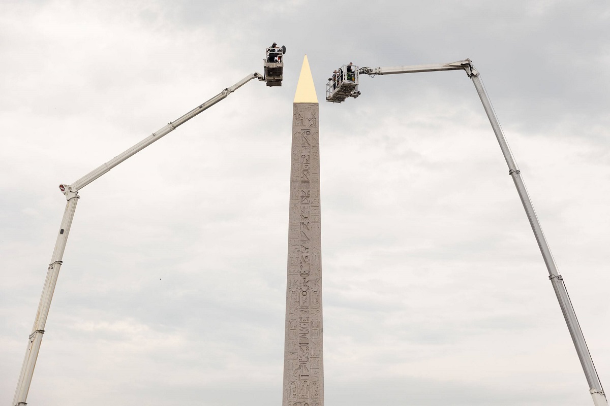 Pose de la pointe sur le pyramidion de l'Obélisque de Louxor à la Concorde