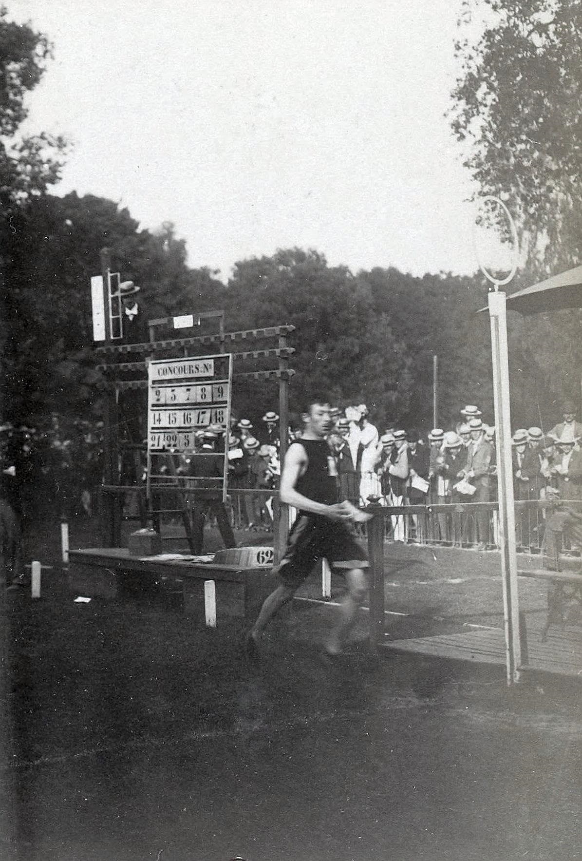 Marathon des JO de Paris, 1900. Arrivée de Michel Théato.