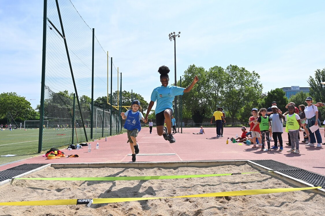 Le saut en hauteur transmit main dans la main par la section athlétisme du collège Flora Tristan 20e lors de la 8e édition des Jeux de Riblette