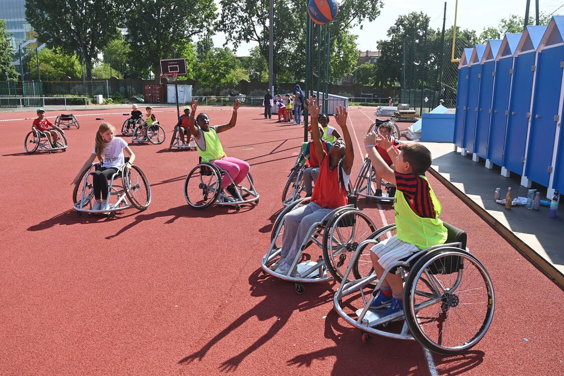 L'initiation au basket-fauteuil ou handibasket, est très appréciée par les enfants au centre sportif Louis Lumière Paris 20e.