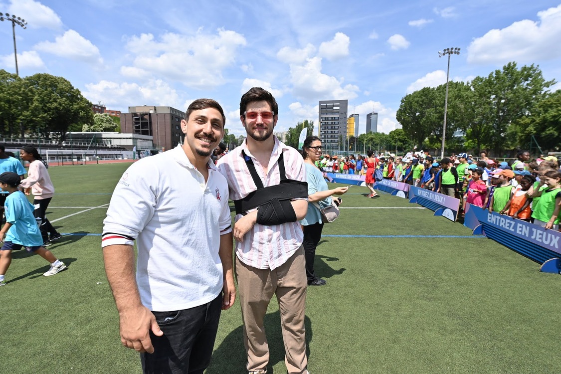 Nicolas Pavlovski et Paul Livolsi, athlètes judokas posent côte à côte en vedettes aux Jeux de Riblette Paris 20e