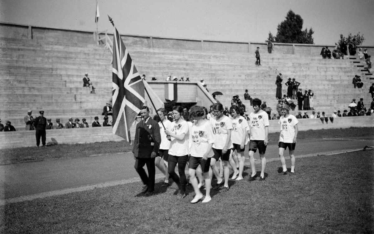 Première olympiade féminine au stade Pershing. La délégation anglaise. Paris, 20 août 1922.