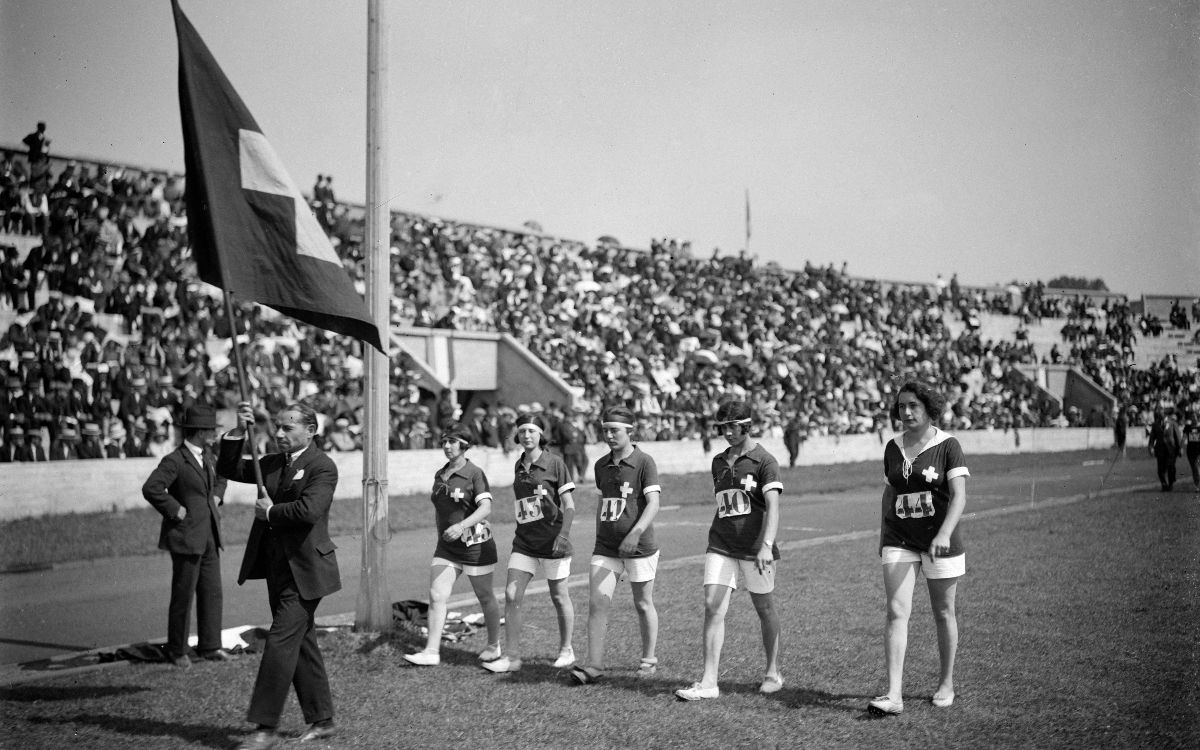 Première olympiade féminine au stade Pershing. La délégation suisse. Paris, 20 août 1922.