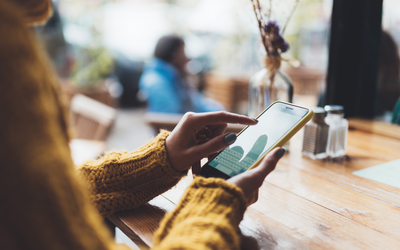 Jeune femme utilisant son smartphone