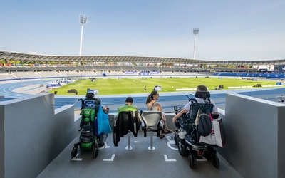 Des personnes assis aux places réservées aux handicapés au stade Charlety