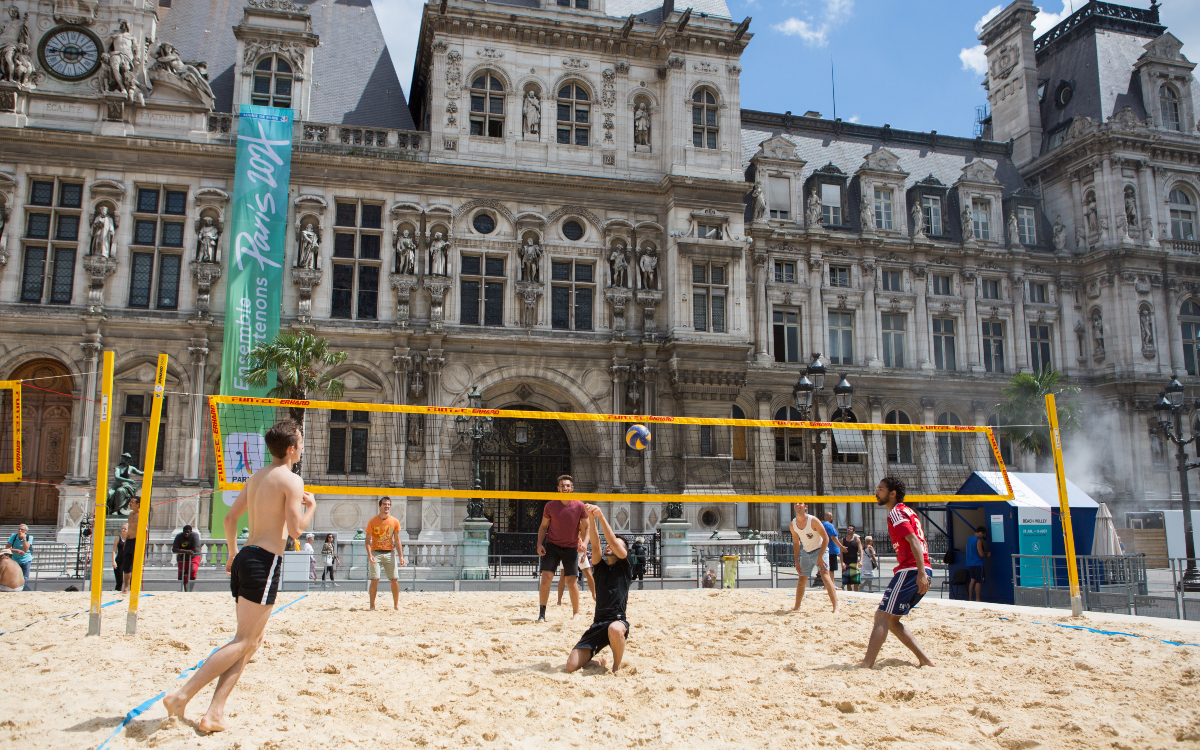 Joueurs de volley ball à Paris plages, en 2016, sur le thème des JO 2024.