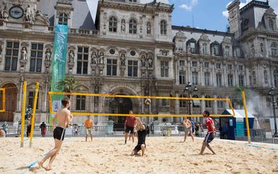 Joueurs de volley ball à Paris plages, en 2016, sur le thème des JO 2024.