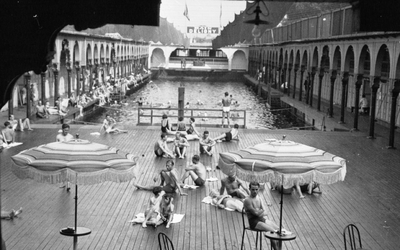 La Piscine Deligny, sur le quai Anatole France, en 1934.