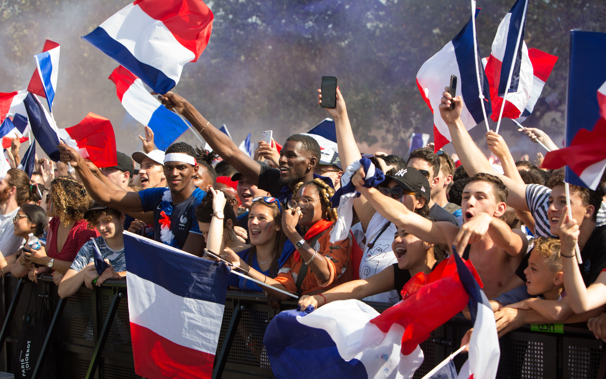 Supporters agitant le drapeau français 