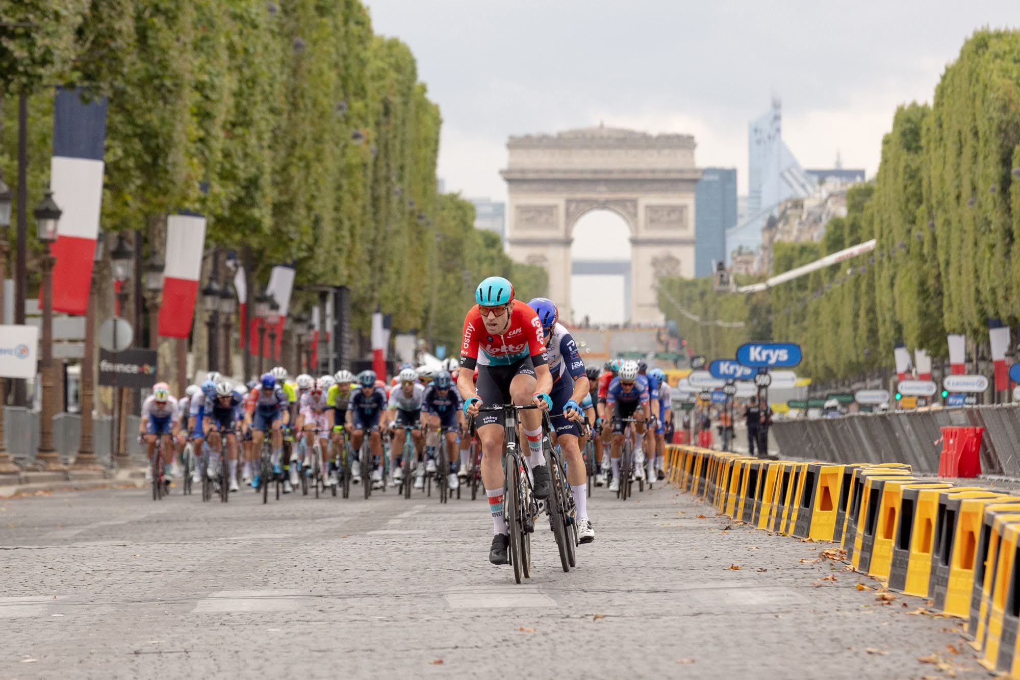 tour de france paris arrival time