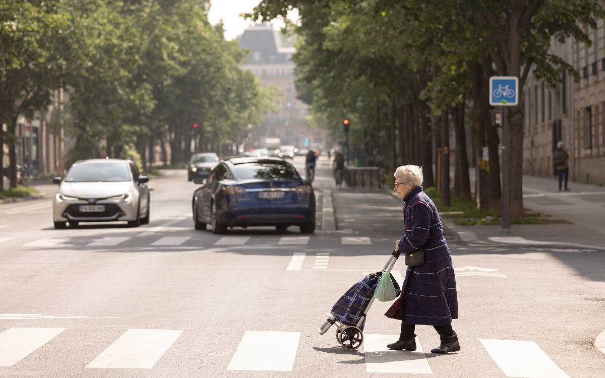Personne âgée traversant la rue sur un passage piétons