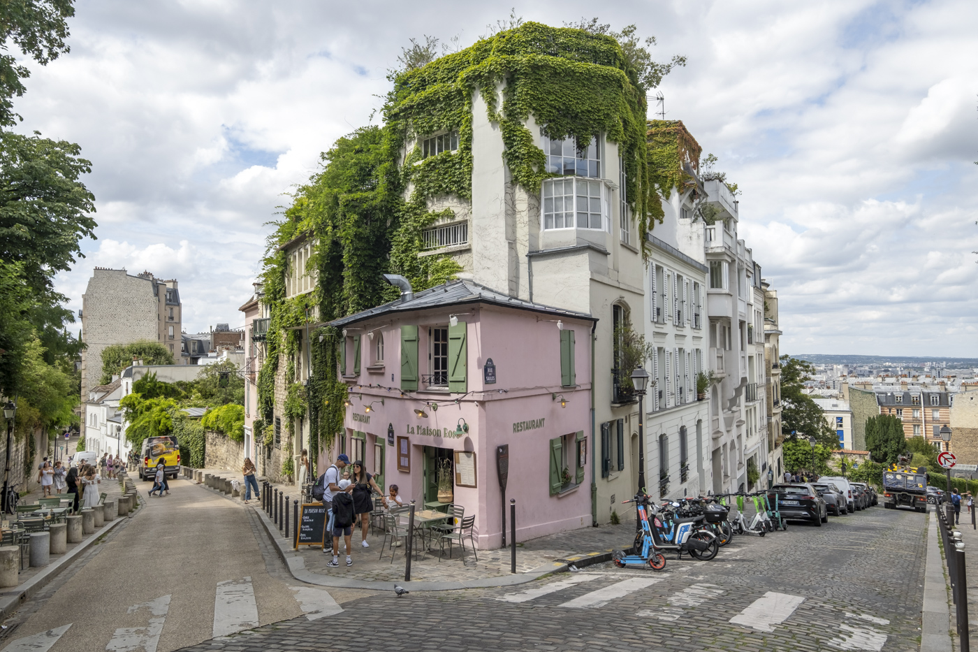 La Maison Rose, 2 rue de l'Abreuvoir (18e)