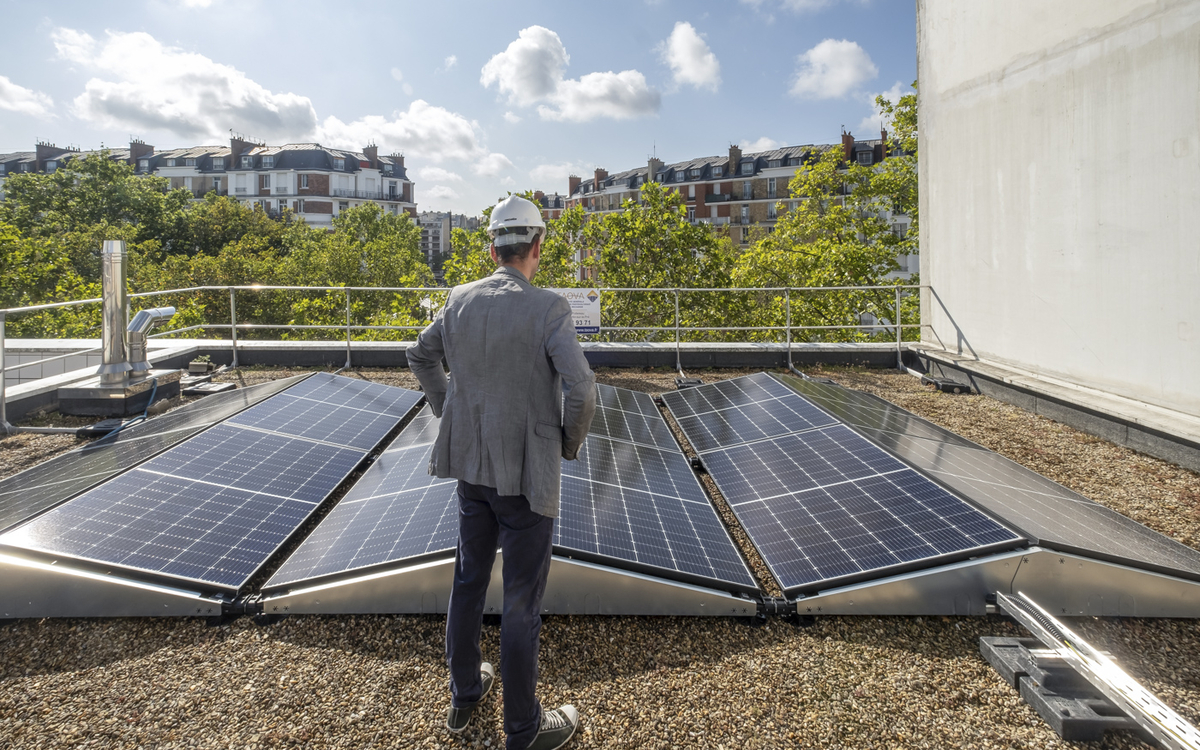 Panneaux solaires sur le toit de l'Ecole polyvalente de Reims (17e) 