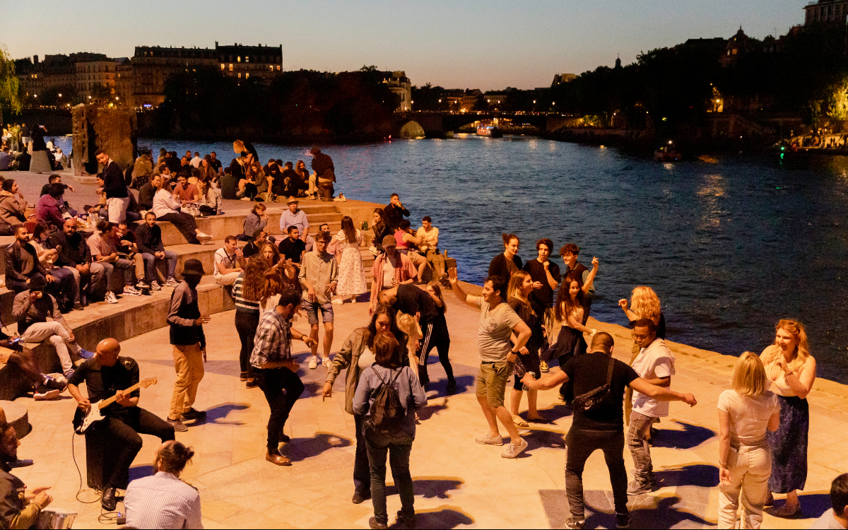 Des danseurs et des musiciens sur les berges de Seine 