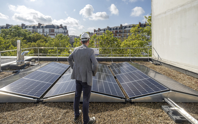 Panneaux solaires sur le toit de l'Ecole polyvalente de Reims (17e) 