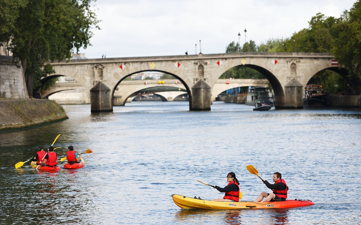 Paris Plages - Kayaks et canoës sur la Seine au niveau du Bras Marie.