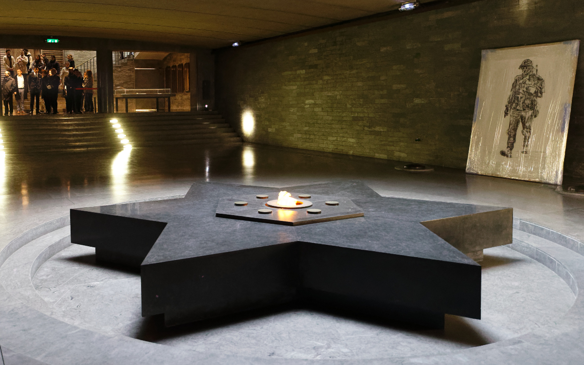 La salle centrale du Mémorial de la Shoah.