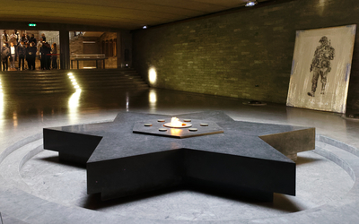La salle centrale du Mémorial de la Shoah.