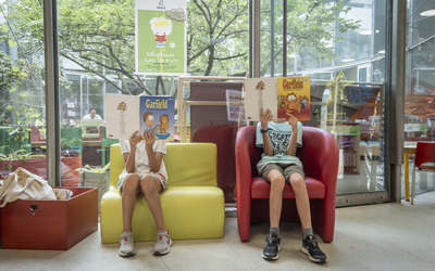 Enfants en pleine lecture à la Bibliothèque Gutenberg (15e)