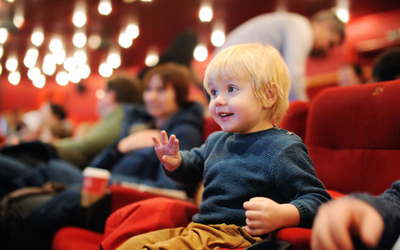 Jeune public, assistant à une pièce de théâtre