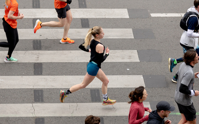 Femme courant le semi-marathon de Paris