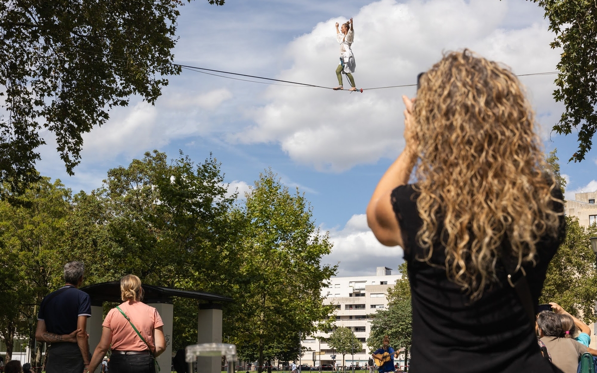 Festival Formes Olympiques show Au fil de l'eau + introduction to slacklining in Parc de Bercy (Association Parislack et compagnie Houle douce)