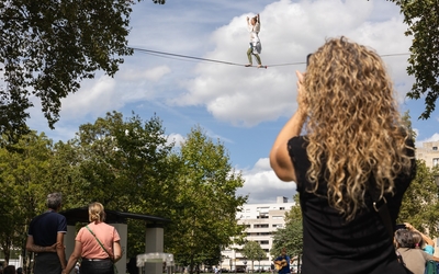 Festival Formes Olympiques  spectacle  Au fil de l’eau + initiation à la slackline au sol au parc de Bercy (Association Parislack et compagnie Houle douce)