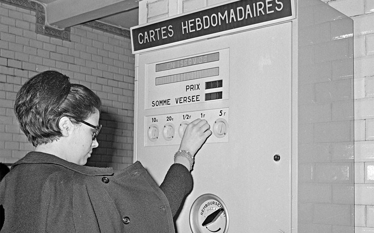 Métro, station Denfert-Rochereau. Distribution de cartes hébdomadaires. Paris (XIVème arr.), 6 janvier 1967.